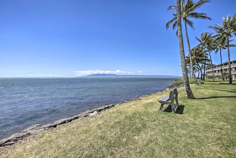 Hawaii Haven: Condo w/ Community Pool, Ocean Views