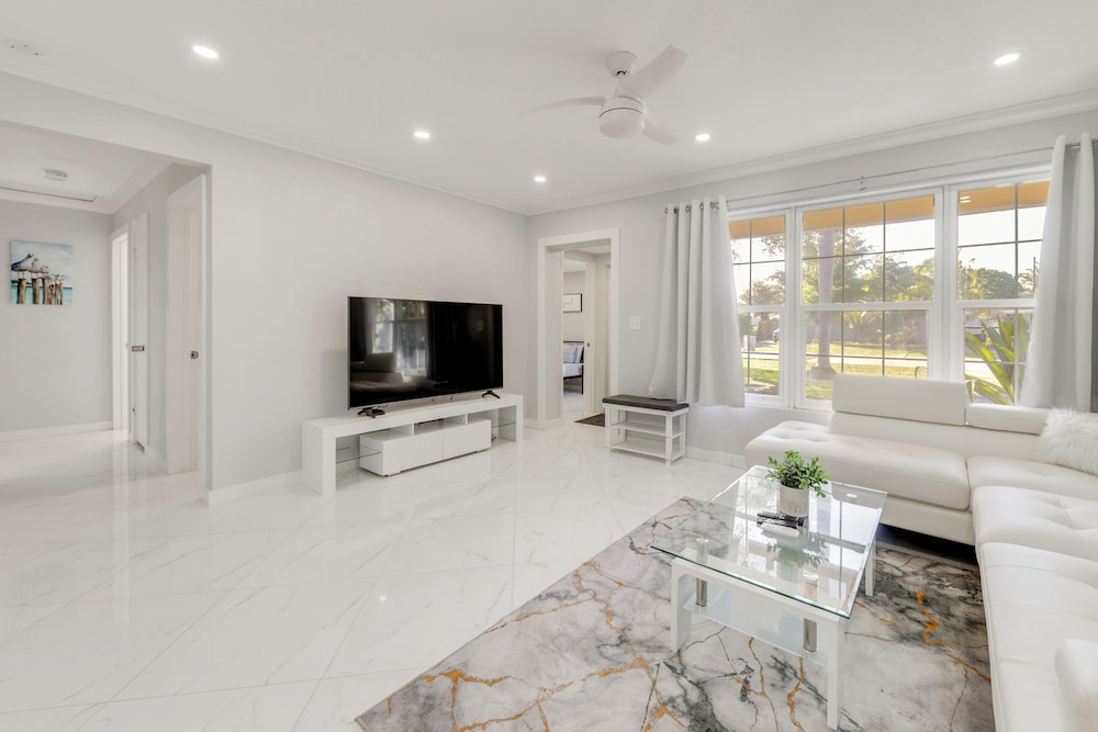 Grill & Games! Family Home, 3 Mi to Pompano Beach