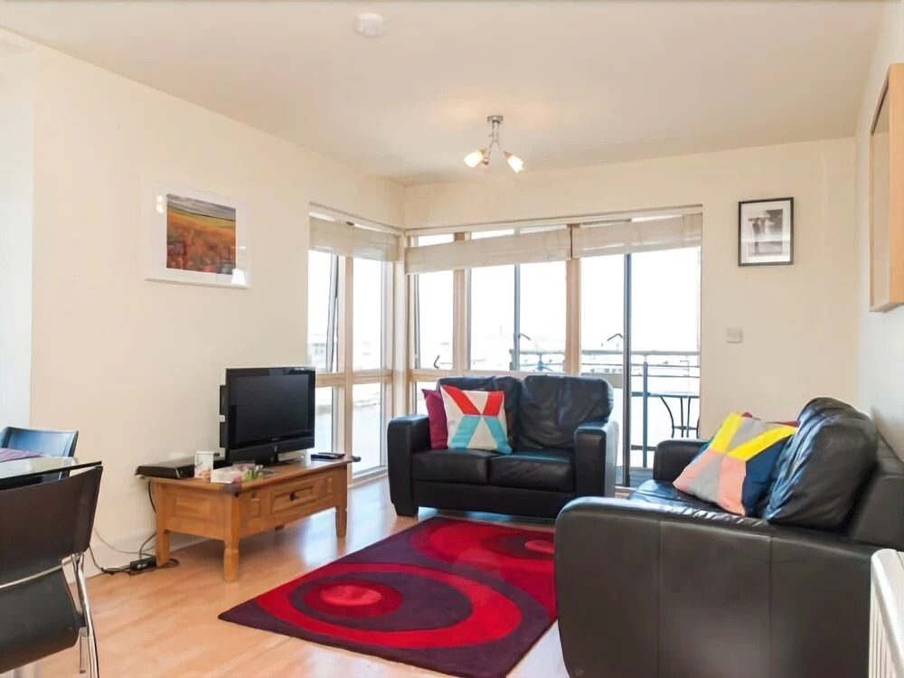 Sunny Apartment off Grand Canal Square Dublin 2