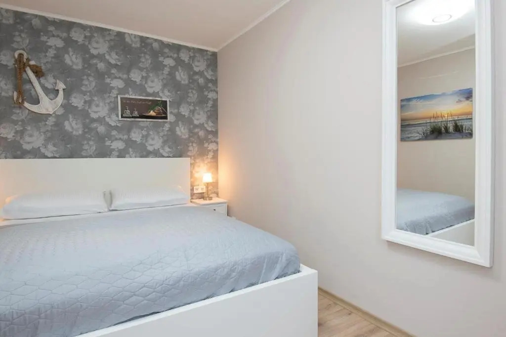 Wohnung 4, Leni
