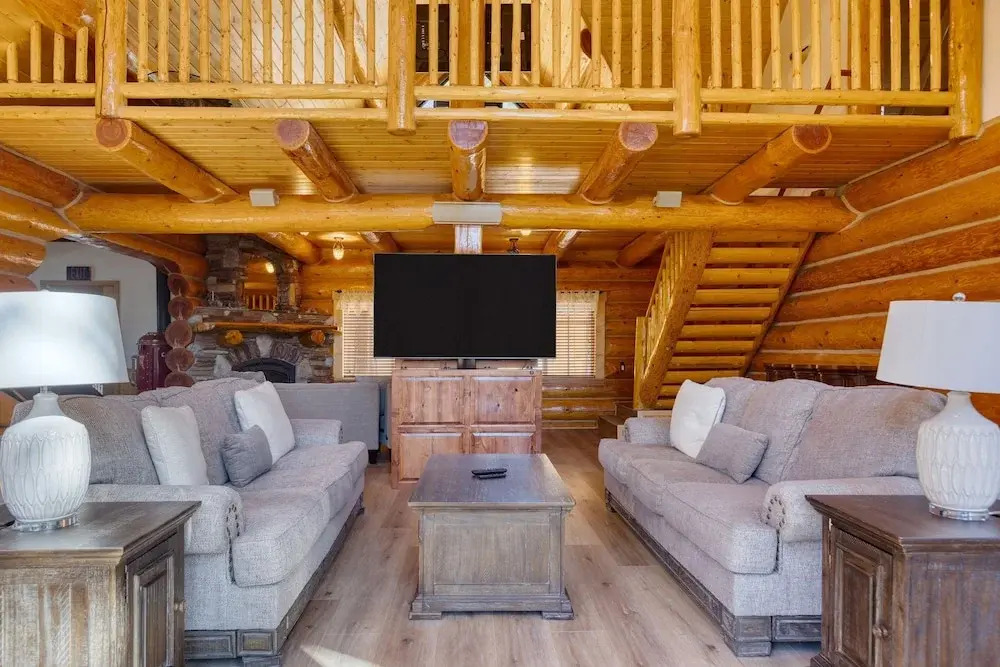 Forest Road by Avantstay Group Cabin w Hot Tub Minutes to the Lake