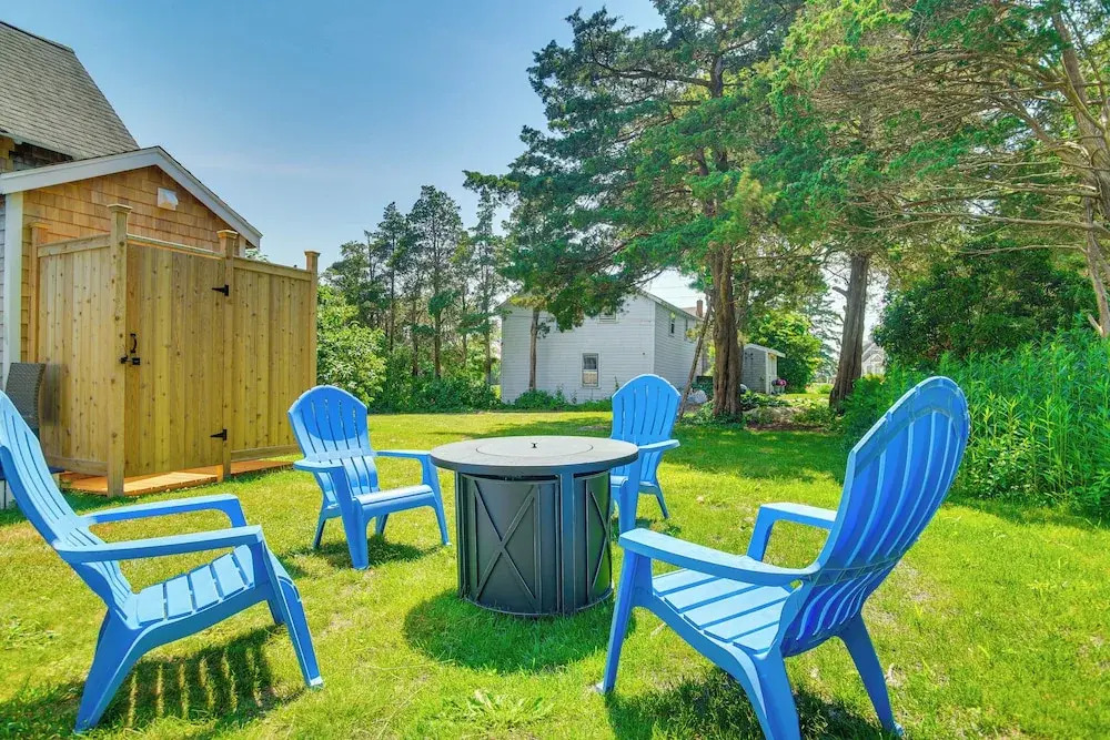 Walk to 2 Beaches! Group-friendly Pocasset Home