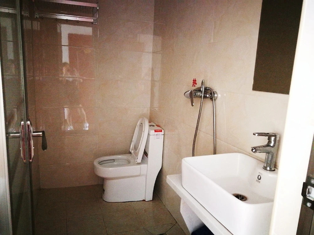 DONG JIANG HU XIANG CUN DA WAN CAI Hotel