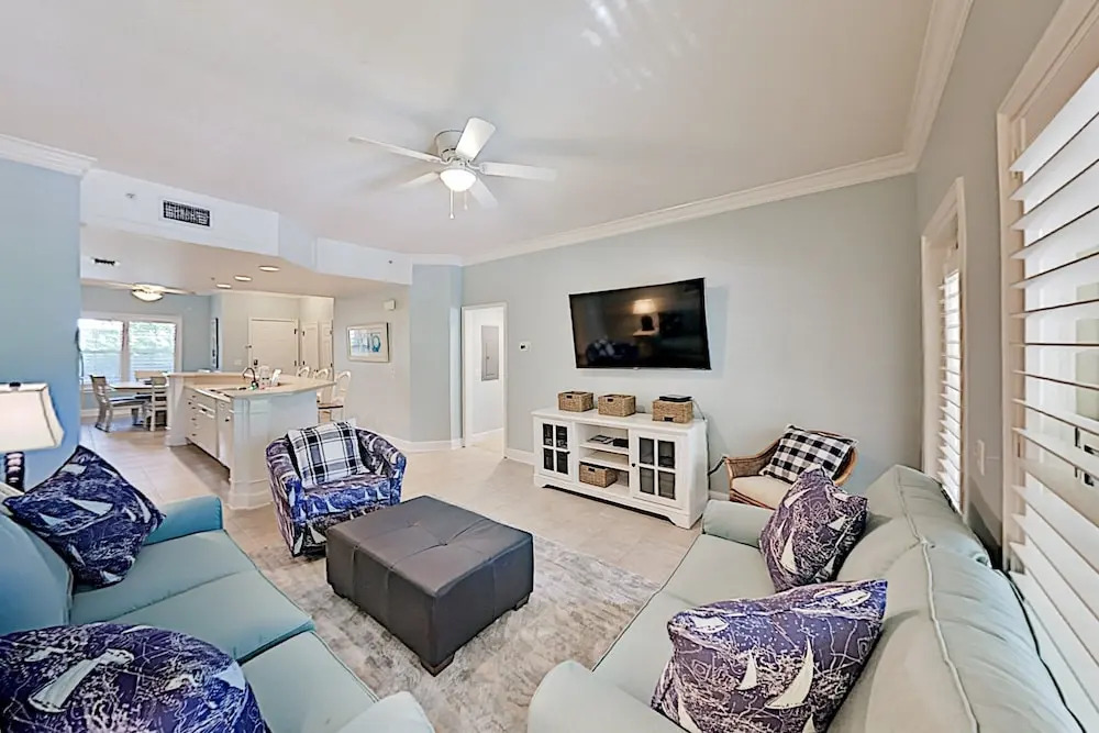 Coligny Plaza W/ Rooftop Pool, Walk To Beach 2 Bedroom Condo