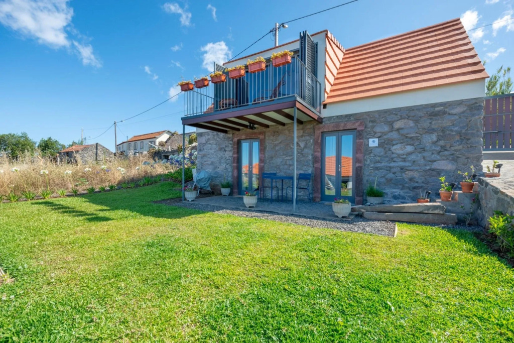 In peaceful Prazeres overlooking the sea - The Old Cottage in Quinta Inácia