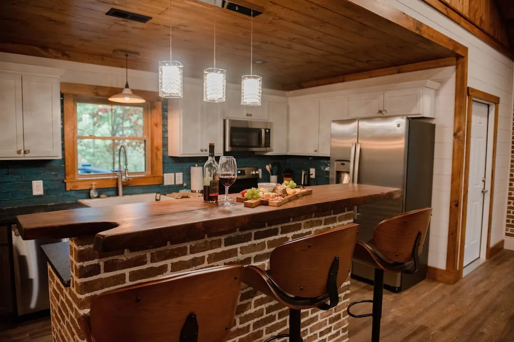 Bigfoots Retreat 2 Bedroom Chalet by RedAwning