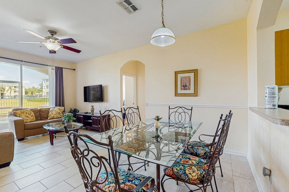 Windsor Palms Townhome With Wifi, AC, Screened Patio, Pool, hot Tub, & Tennis