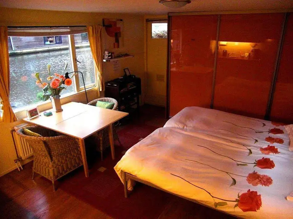 Phildutch Houseboat Amsterdam Bed and Breakfast