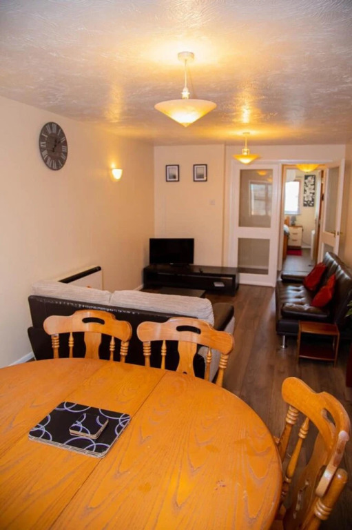 Cozy Two Bedroom Apartment Located in Gravesend
