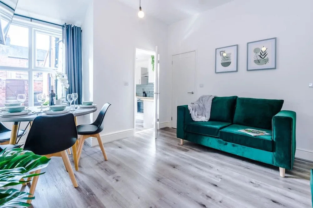 Modern Home Ideal for Business Groups Sleeps 7