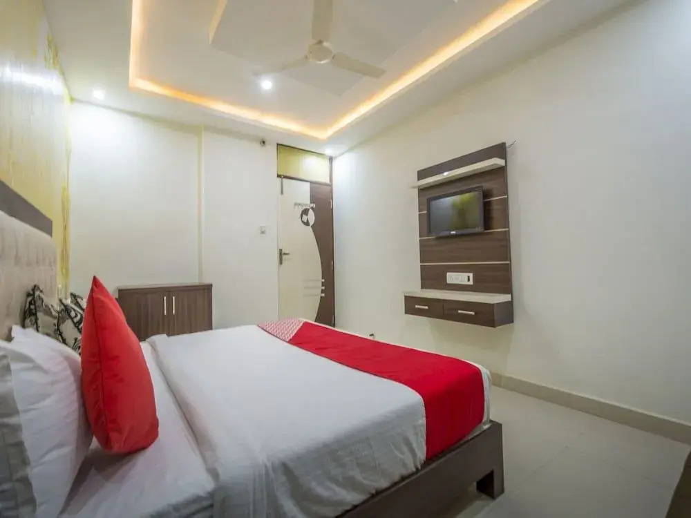 OYO 14022 Hotel Saya Inn