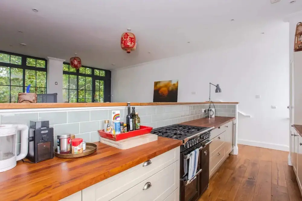 Cosy 2 Bedroom Apartment With Great Outdoor Balcony