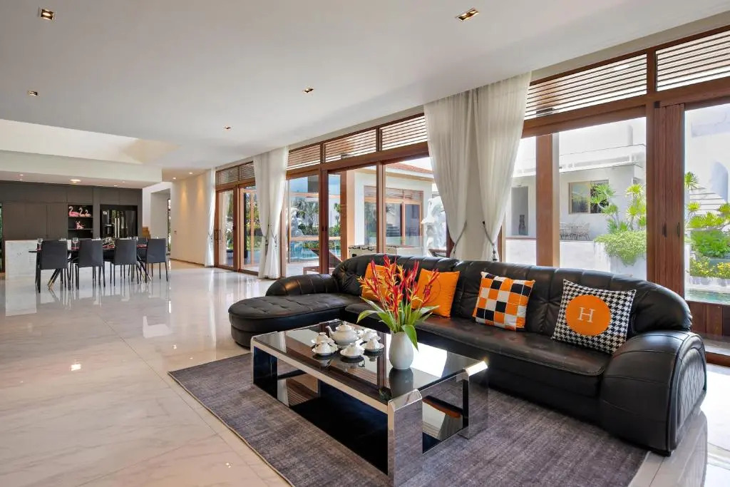 Deluxe villa along the beach