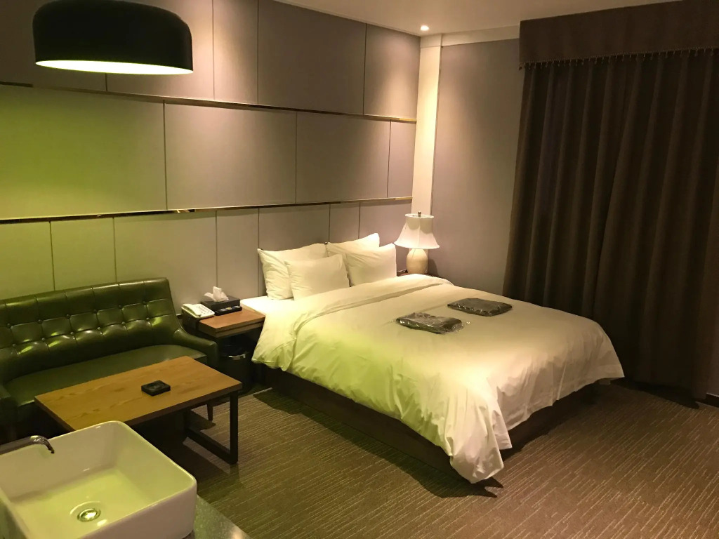 Hotel Wall