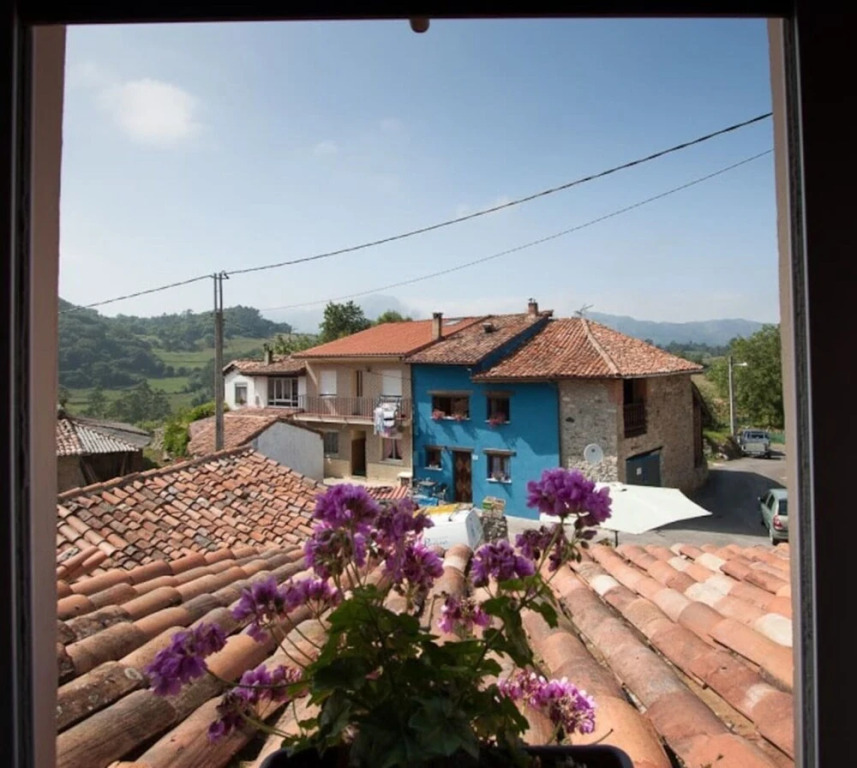 Casa del Cuetu. Traditional village house in Asturias
