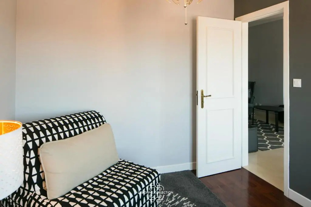 Elegance Lisbon View 68 by Lisbonne Collection