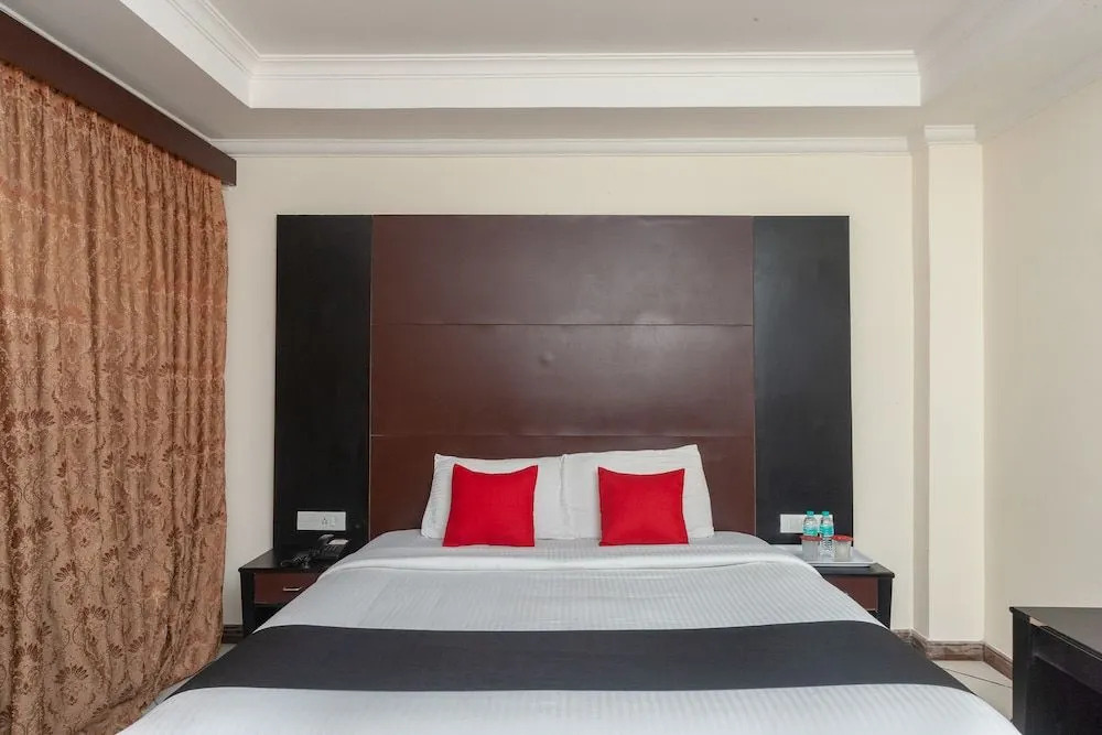 Capital O 8145 Emarald Hotel