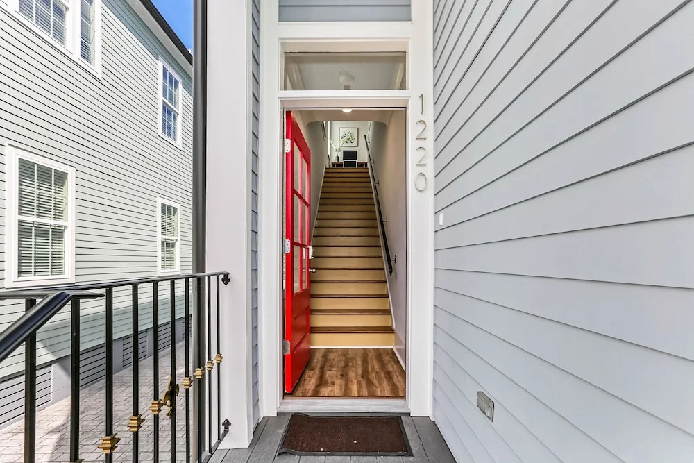 Chic 4 BR Condo - Large Pool - Perfect Location