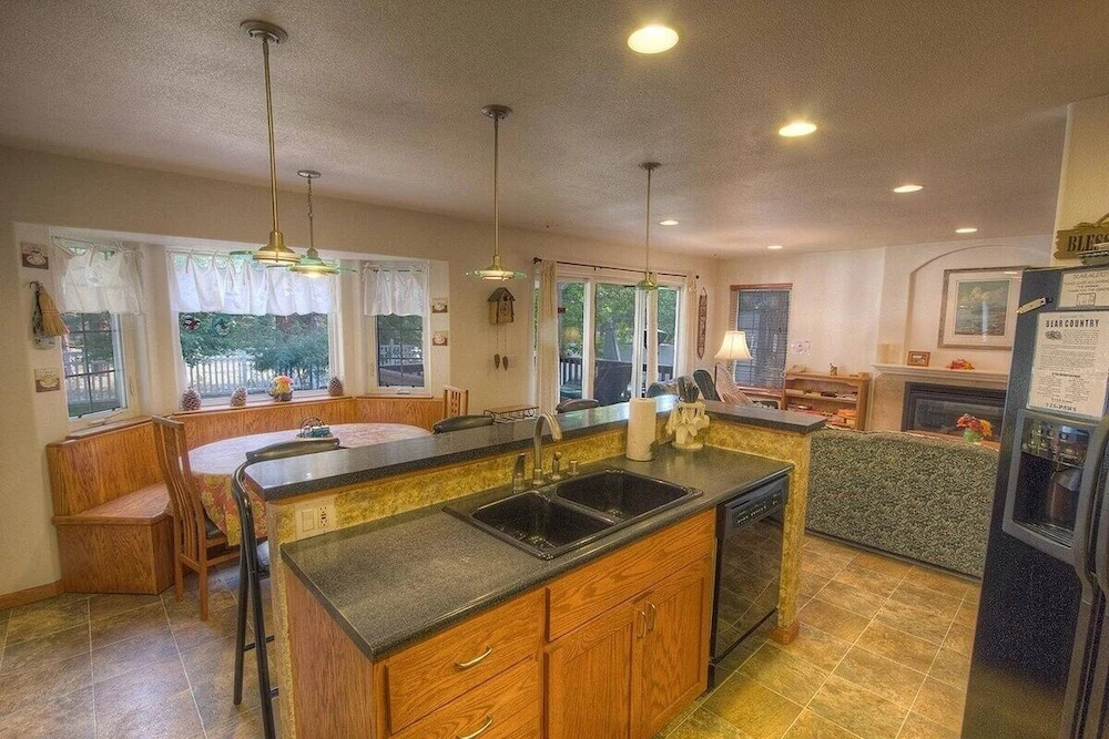 Wolfpack Refuge 4 Bedroom Home by RedAwning