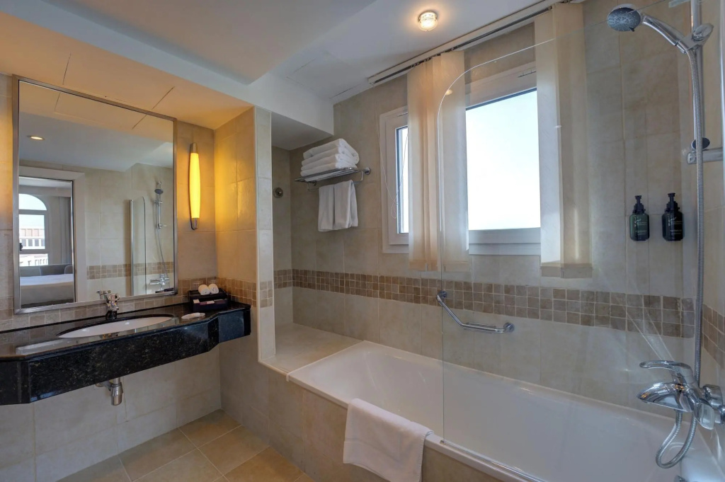 Отель Millennium Lakeview