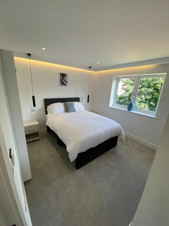 Amazing 2 Bed Flat with Parking