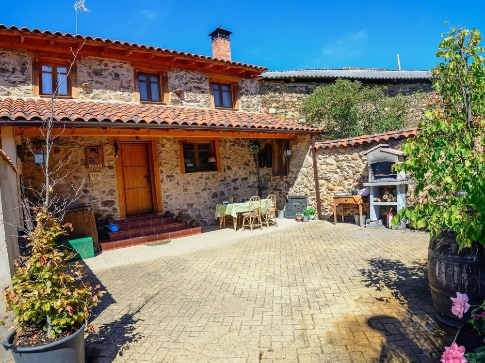 Cozy Cottage in Benllera with Hot Tub