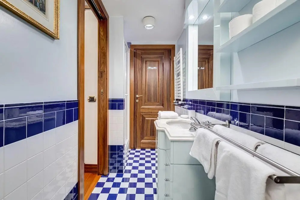 Pantheon Antique Suite