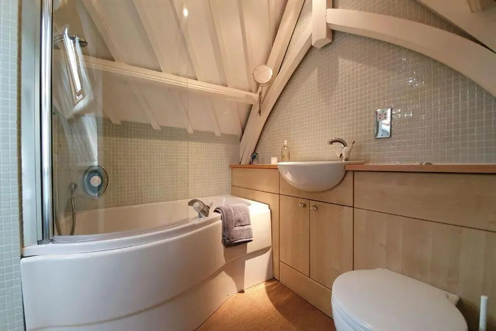 16 Clarence Hill - Iconic Dartmouth House with Enchanting Garden
