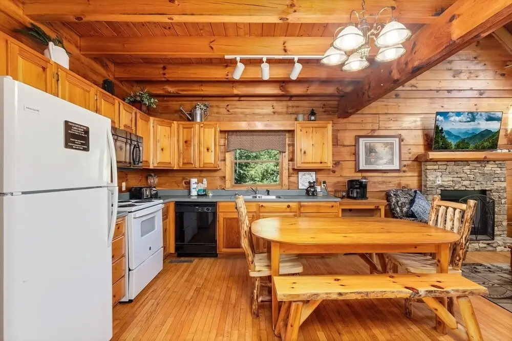 Er299 - Possum Hollow 4 Bedroom Cabin by RedAwning