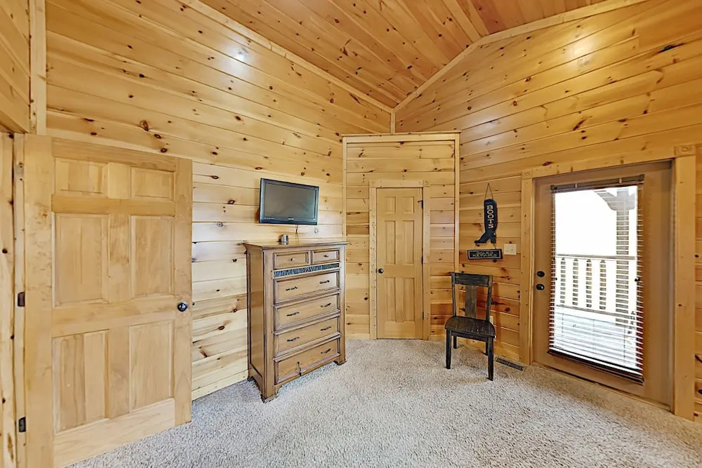 Gatlinburg Falls W/ Hot Tub & Big Views! 2 Bedroom Cabin