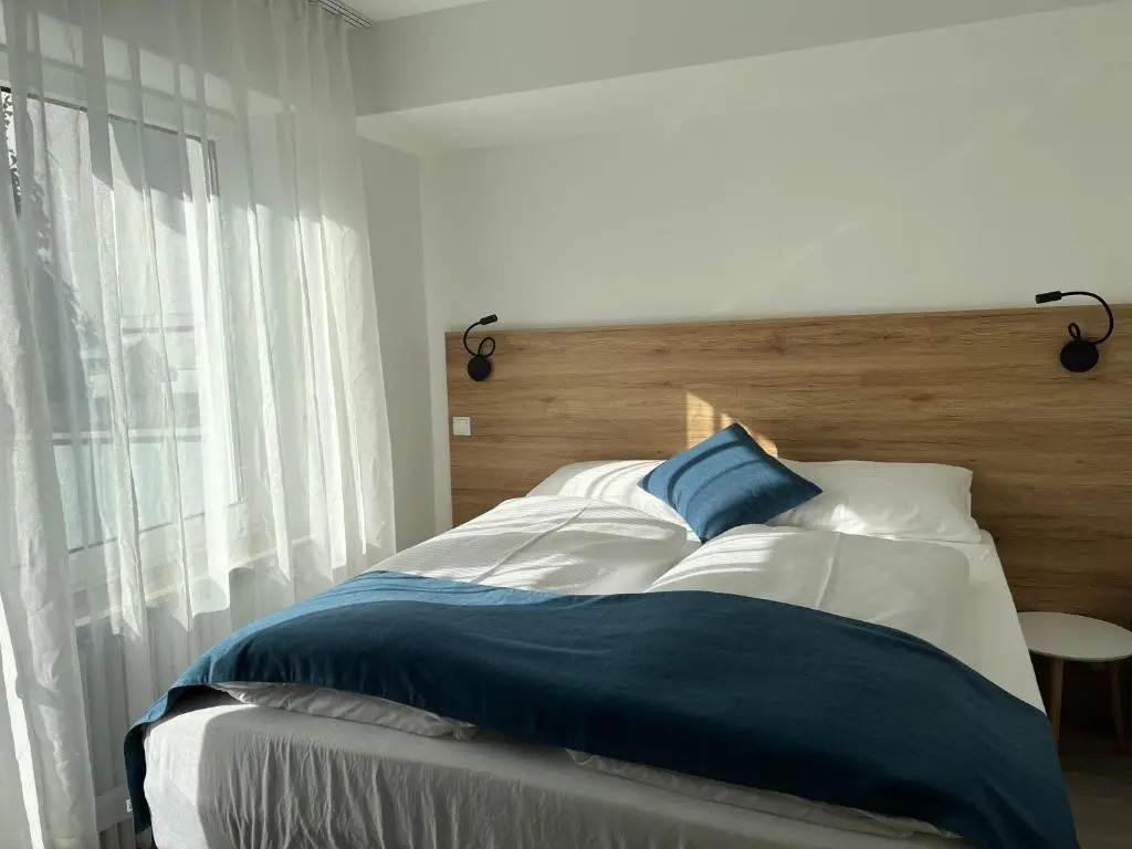 Hotel 83