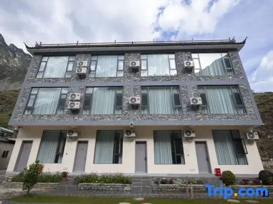 Jijing Xilu Bieyuan｜Starry Canyon Homestay(Hutiaoxia Branch)