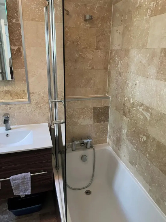 London Apartment - Sleeps 3-city Escape- Balcony