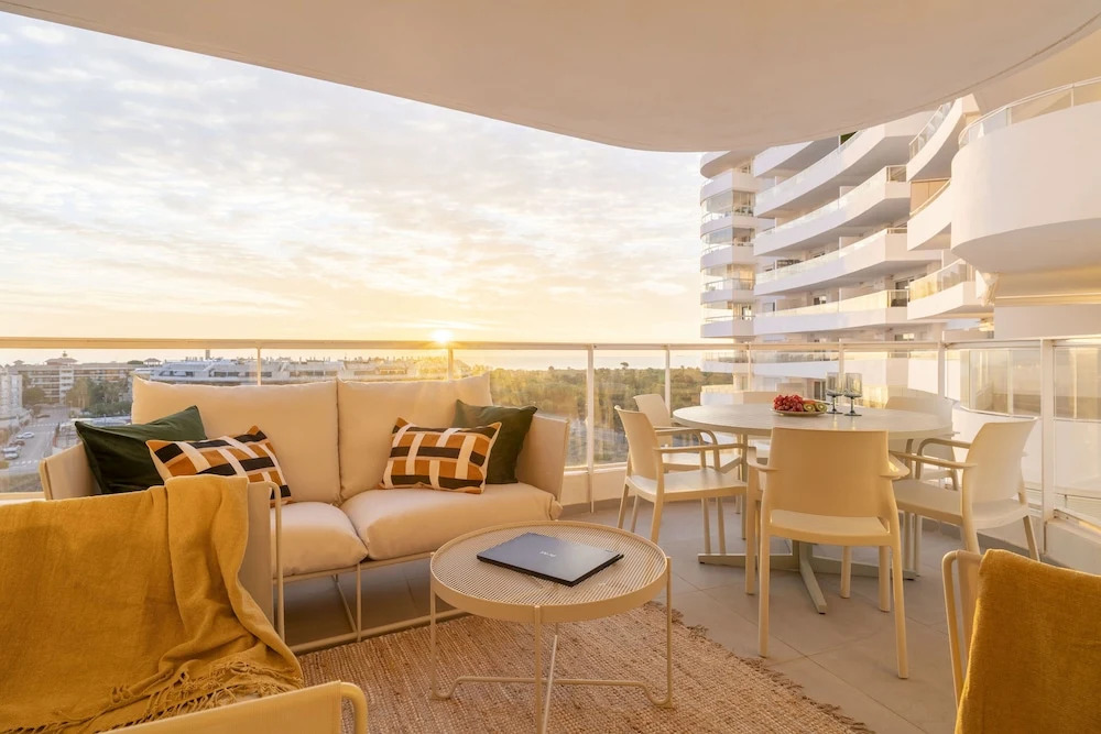 Gran Canet 2BR - Sea Views, Pools & Gym