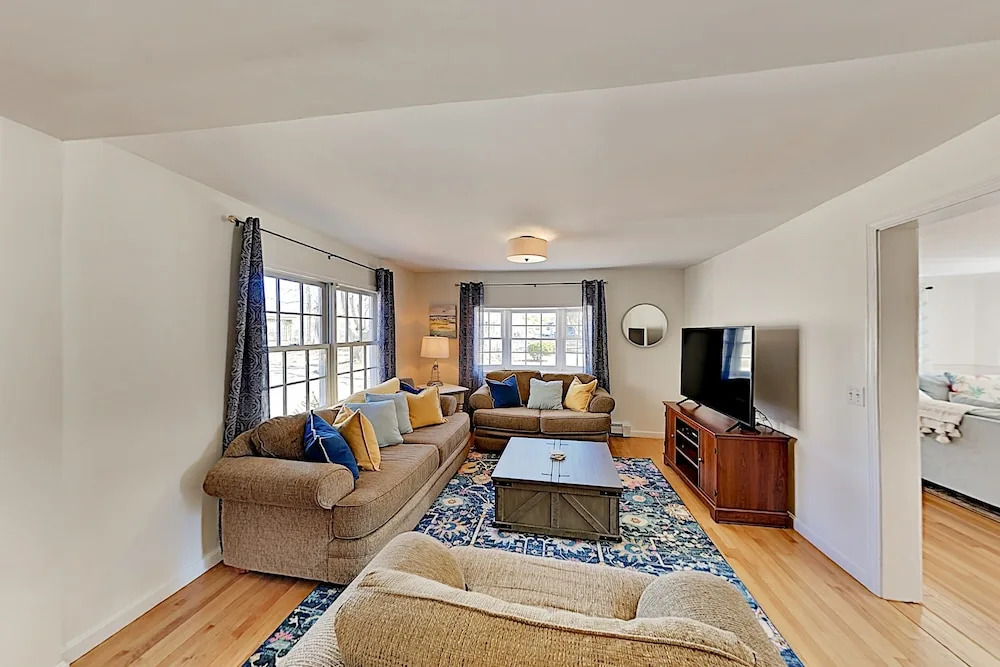 Renovated Retreat - Near Beaches & Town 5 Bedroom Home