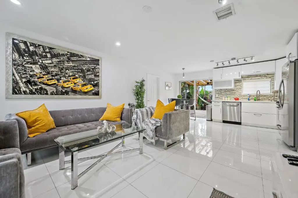 **Modern 3Bedroom W/ Stunning Backyard Area**