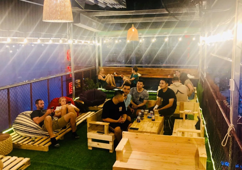 9 Hostel and Bar