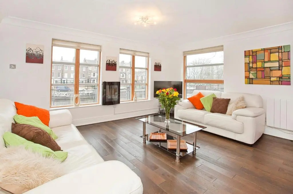 3 Emperors Wharf with Stunning River Views