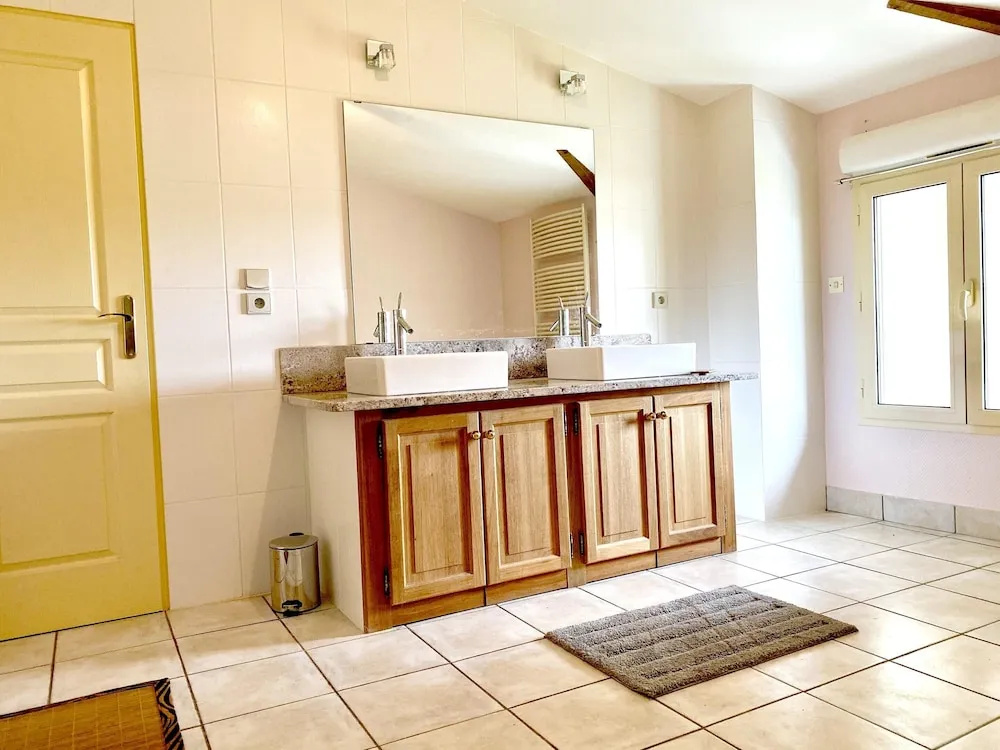 Villa With 5 Bedrooms in Saint-jean-de-sauves, With Private Pool, Enclosed Garden and Wifi