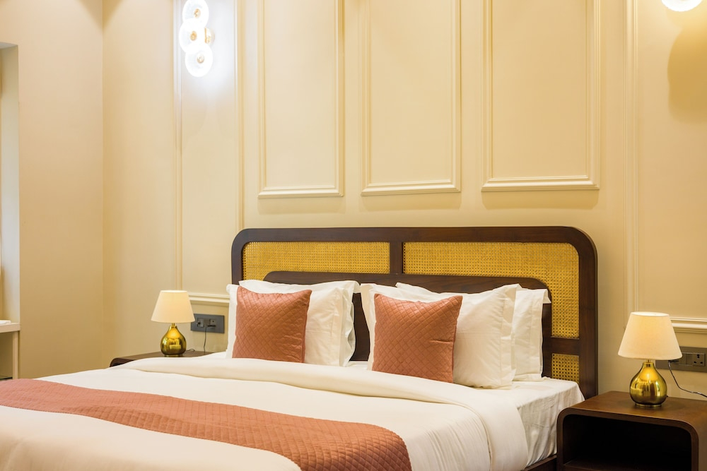 ELIVAAS Varsha Greens 4 BHK with Pool