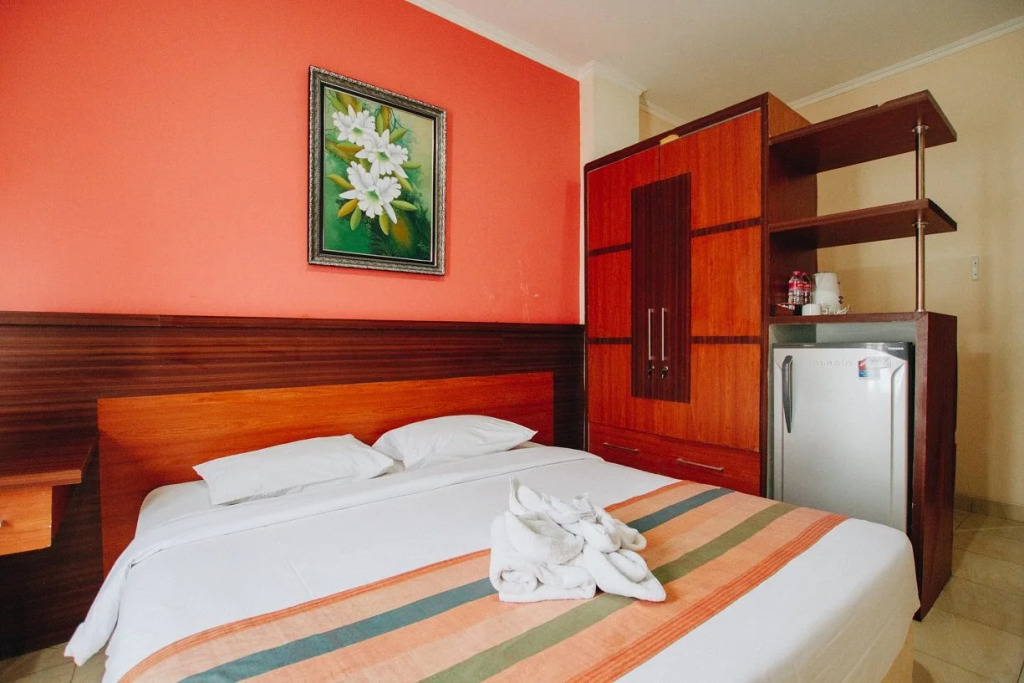 Pineapple Mansion Solo Mitra RedDoorz near RS JIH Solo