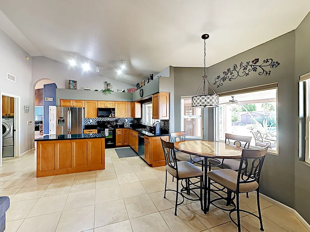 747 Phoenix - 4 Br Home