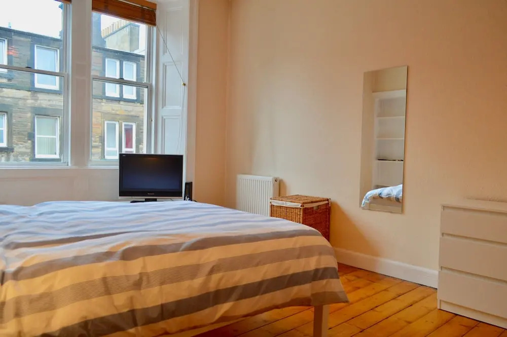 1 Bedroom Flat With Box Room In Edinburgh