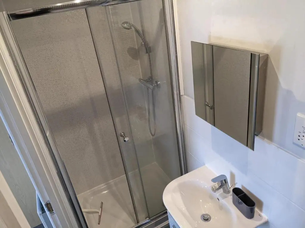 Entire 3 bed home Sleeps 6, WiFi, 2 Parking Spaces