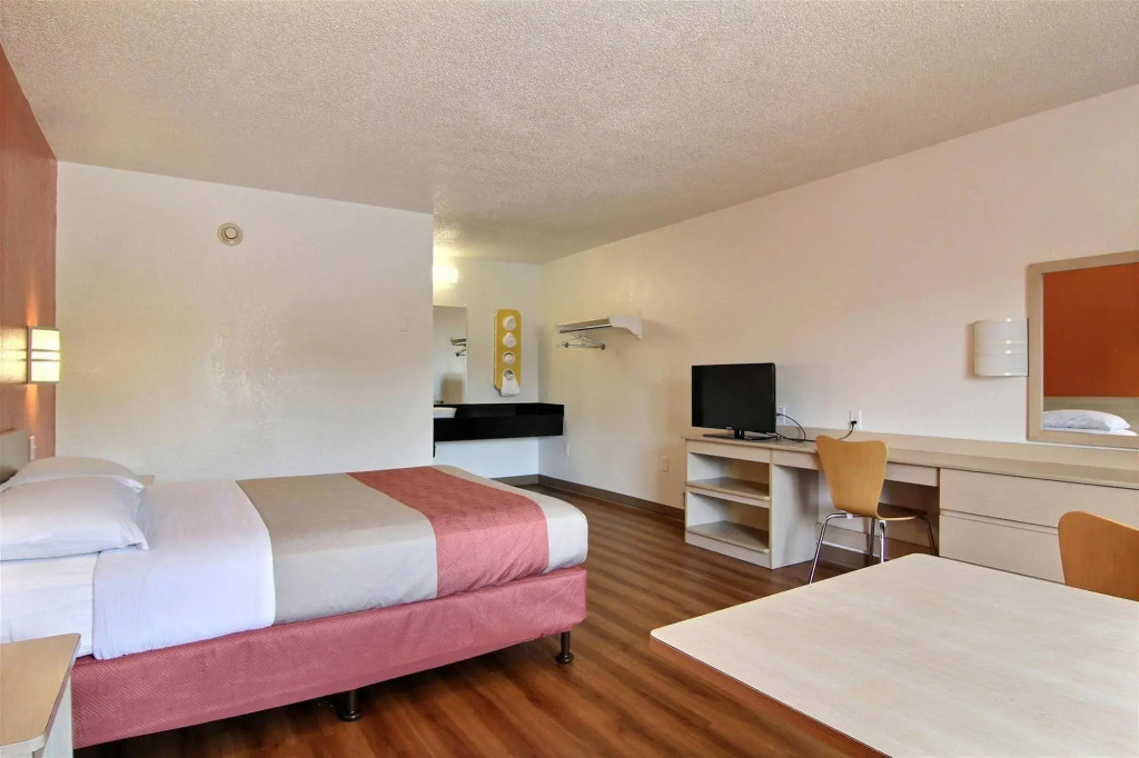 Motel 6-Middleburg Heights, OH - Cleveland