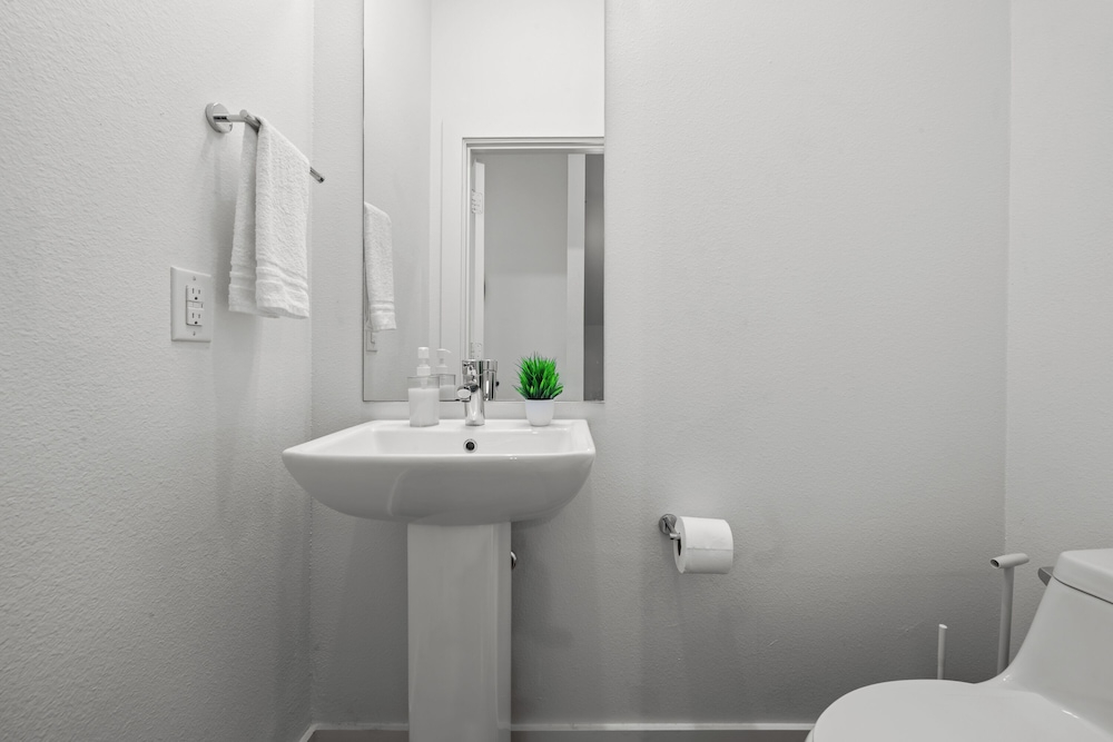 Trendy 3BR I Free Parking I Workspace