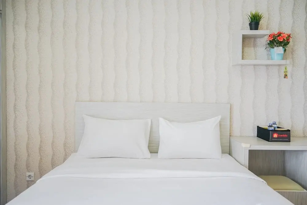 Modern and Relax Studio Room at Serpong Greenview Apartment By Travelio