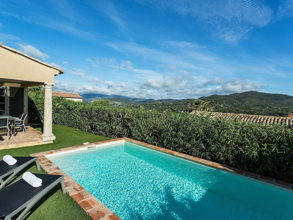 Detached villa with a dishwasher and AC, in a quiet area