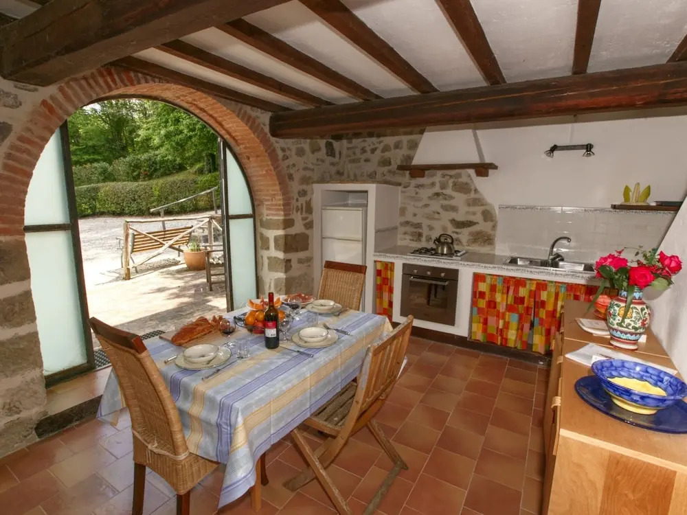 Holiday house overlooking lake near Tuscany