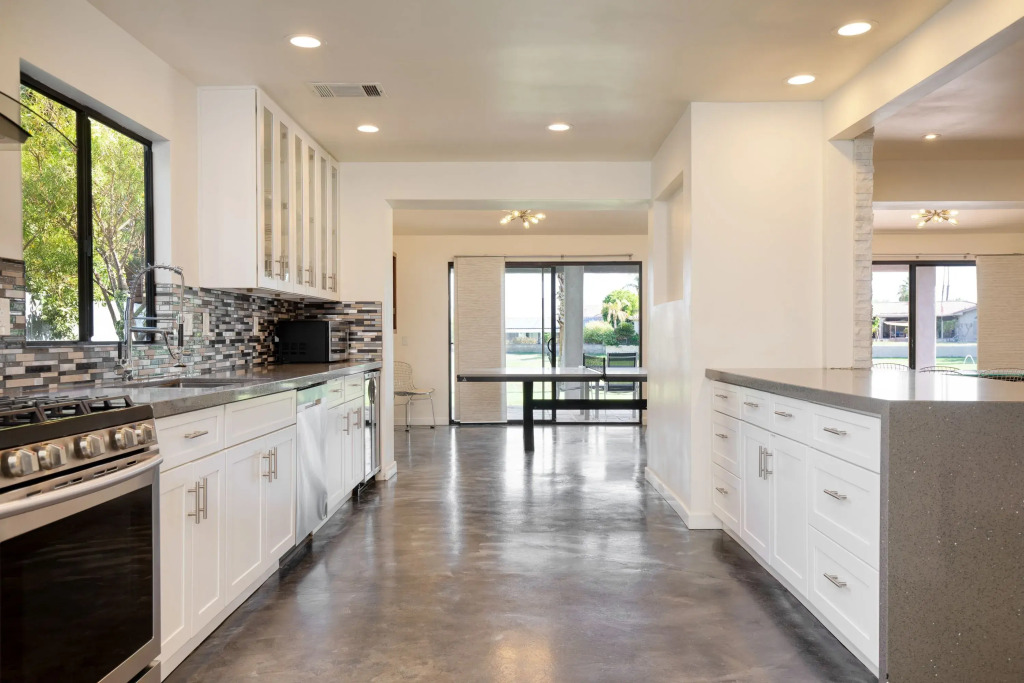 2 Modern Villas On the Golf Course Putting Green, Pool, Hot Tub Sleeps 22